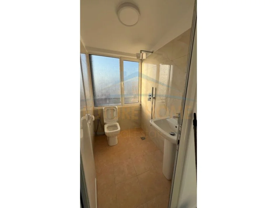 Tirane, jepet me qera apartament 3+1+Aneks+Ballkon Kati 2, 158 m² 750 € (Sauk)