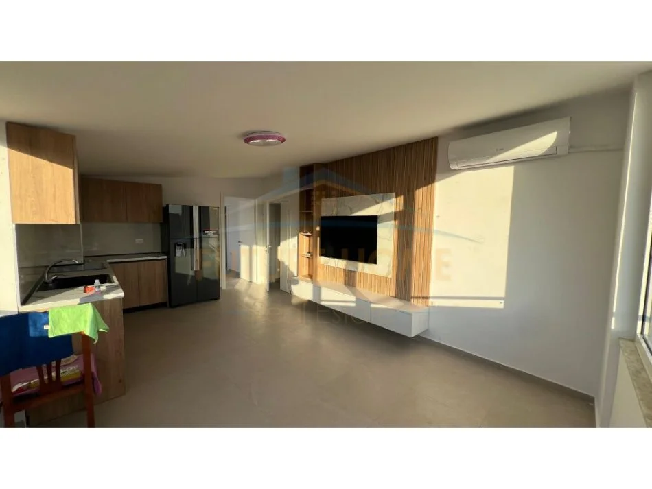 Tirane, jepet me qera apartament 3+1+Aneks+Ballkon Kati 2, 158 m² 750 € (SAUK)