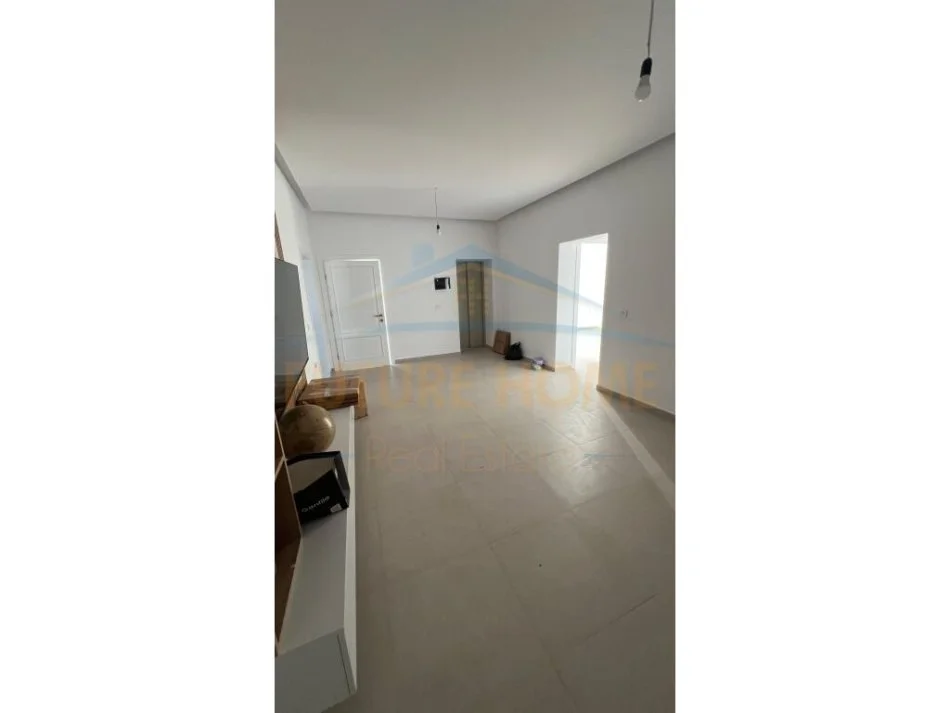 Tirane, jepet me qera apartament 3+1+Aneks+Ballkon Kati 2, 158 m² 750 € (SAUK)