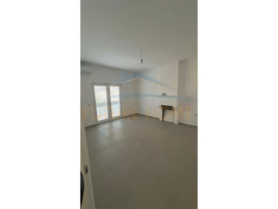 Tirane, jepet me qera apartament 3+1+Aneks+Ballkon Kati 2, 158 m² 750 € (Sauk)