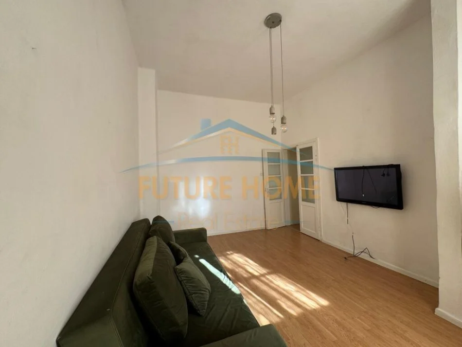 Tirane, jepet me qera apartament 2+1 , 85 m² 600 € (Sheshi Wilson)