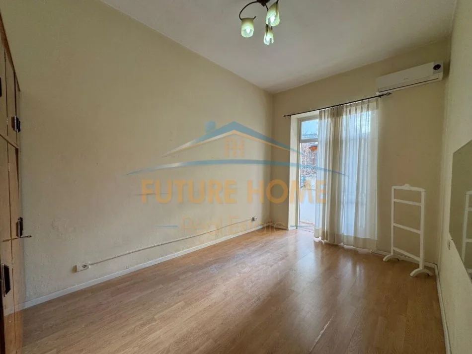 Tirane, jepet me qera apartament 2+1 , 85 m² 600 € (Sheshi Wilson)