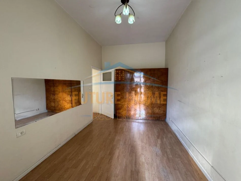 Tirane, jepet me qera apartament 2+1 , 85 m² 600 € (Sheshi Wilson)