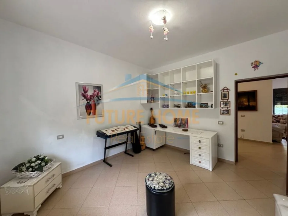 Tirane, jepet me qera apartament 2+1+Ballkon Kati 1, 119 m² 400 € (Selite)