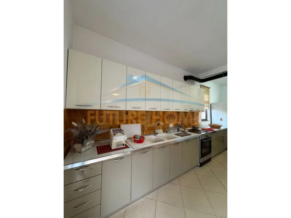 Tirane, jepet me qera 3+1 Kati 1, 120 m² 400 € (vilat e bardh selite)