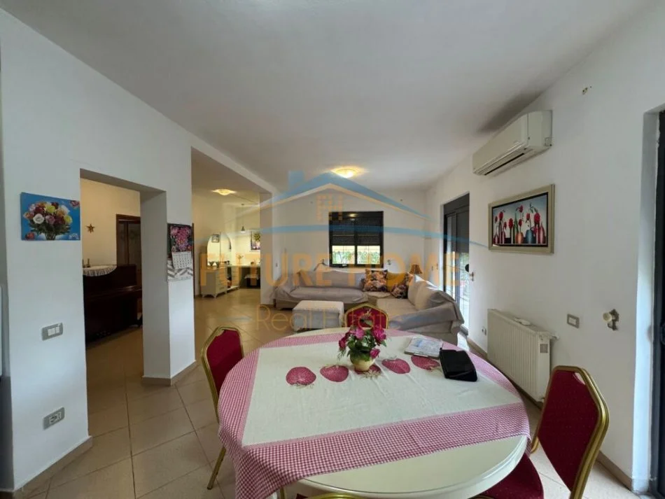 Tirane, jepet me qera apartament 2+1+Ballkon Kati 1, 119 m² 400 € (Selite)