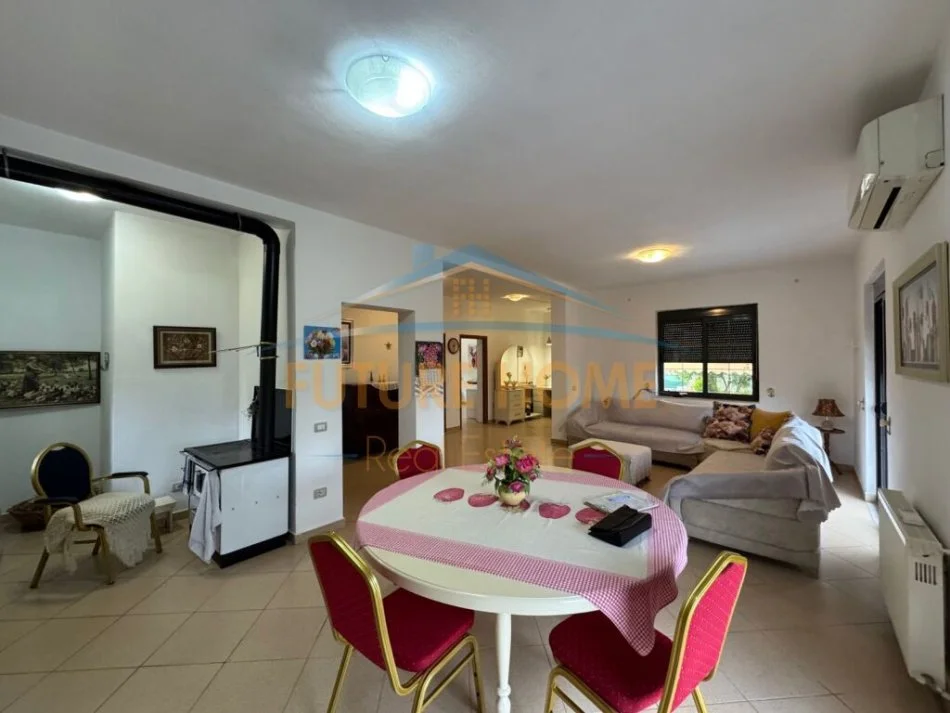 Tirane, jepet me qera 3+1 Kati 1, 120 m² 400 € (vilat e bardh selite)