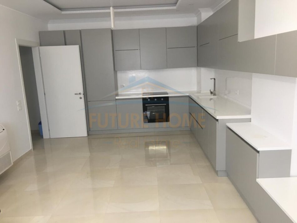 Tirane, shitet apartament 2+1+Ballkon Kati 3, 105 m² 250.000 € (selvia)