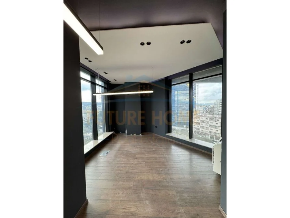 Tirane, jepet me qera ambjent biznesi Kati 8, 87 m² 1.470 € (9 Kateshet)