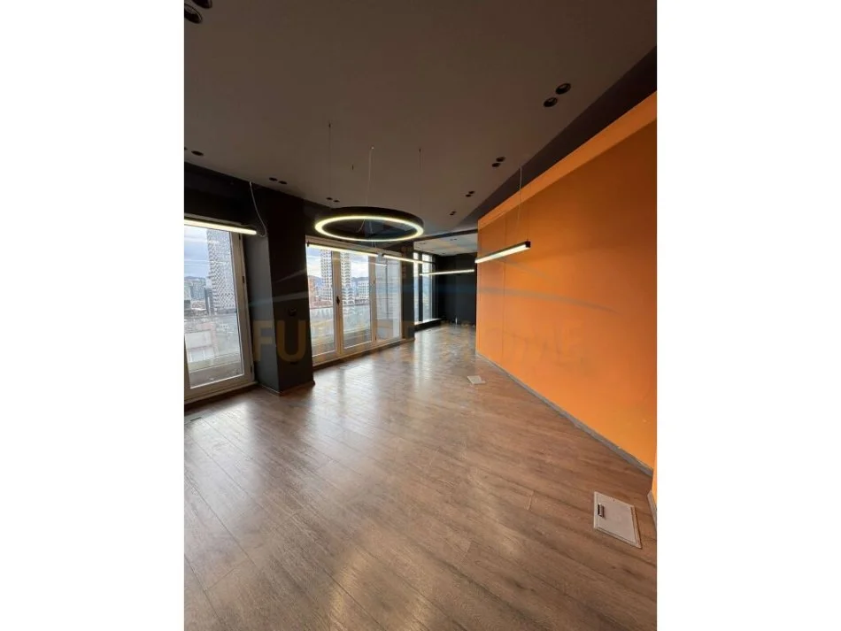Tirane, jepet me qera ambjent biznesi Kati 8, 87 m² 1.470 € (9 Kateshet)
