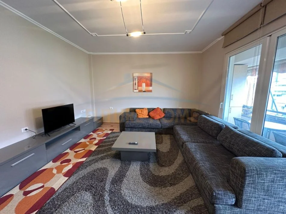 Tirane, jepet me qera apartament 2+1+Ballkon Kati 6, 125 m² 750 € (Liqeni Artificjal)