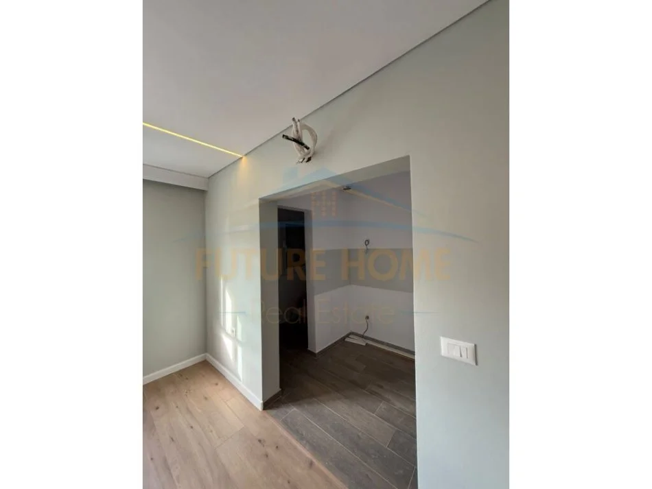 Durres, shitet apartament 2+1 Kati 5, 82 m² 90.000 € (kryqi i kuq)