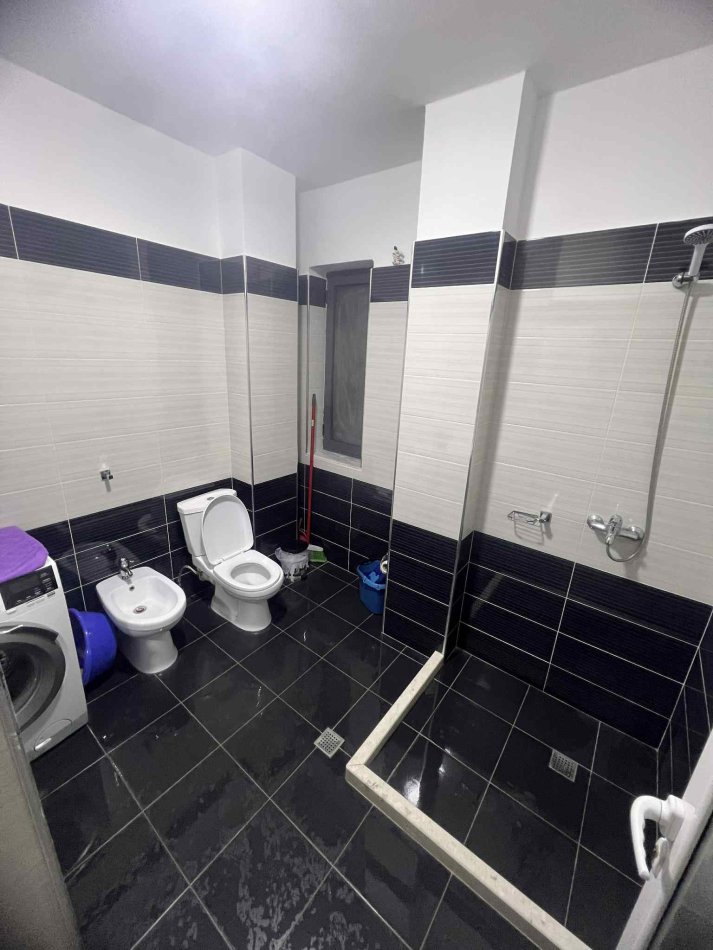 Pogradec, jepet me qera garsonier 1+1+Ballkon Kati 2, 47 m² 30 € (RR. 10DESHMORET E POJSKES PALLATI MISTA CICI)