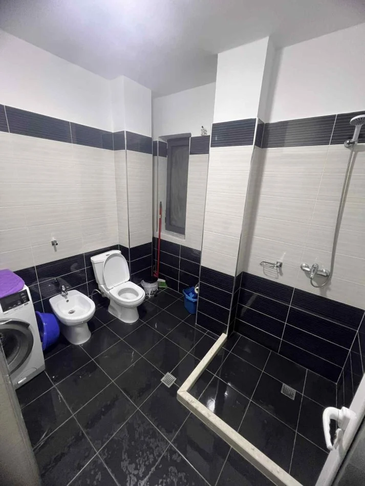 Pogradec, jepet me qera garsonier 1+1+Ballkon Kati 2, 47 m² 30 € (RR. 10DESHMORET E POJSKES PALLATI MISTA CICI)