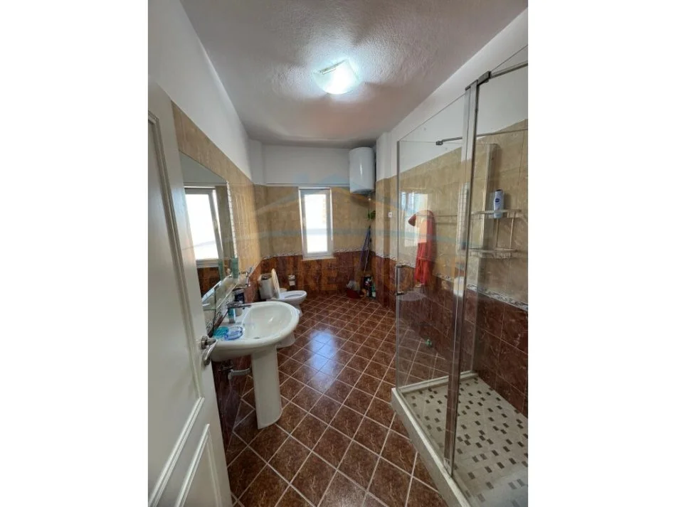 Tirane, shitet apartament 2+1+Ballkon Kati 5, 110 m² 160.000 € (Rruga e Elbasanit)