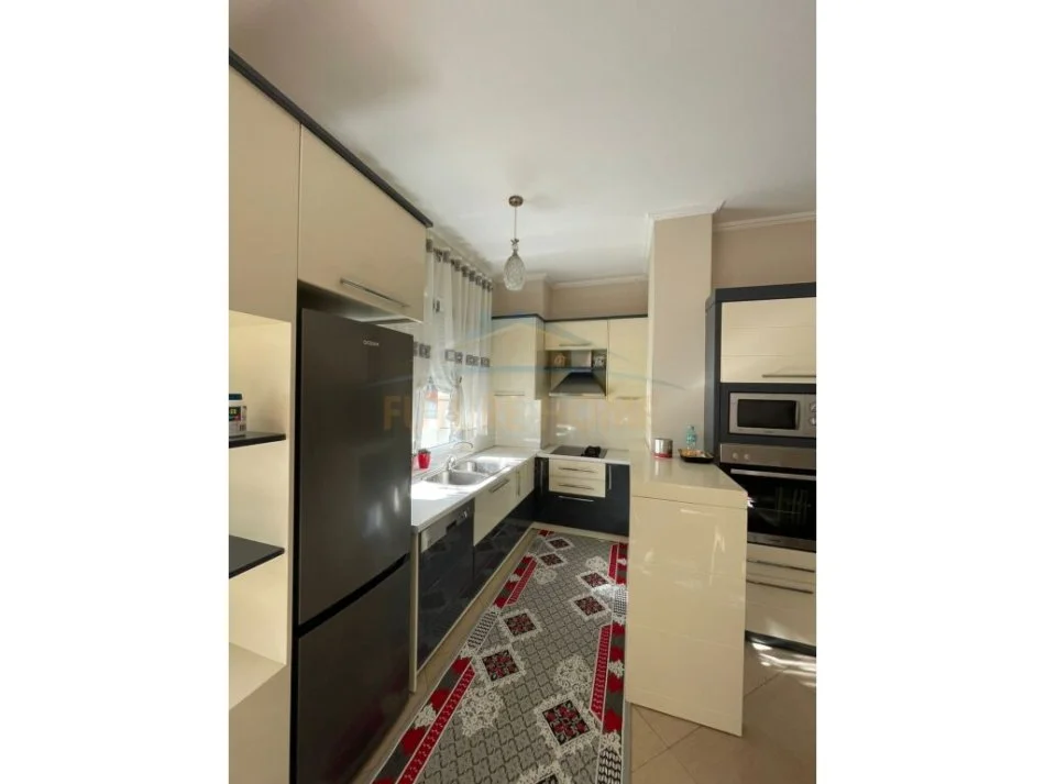 Tirane, jepet me qera apartament 1+1+Ballkon Kati 4, 70 m² 800 € (rruga e bogdaneve)