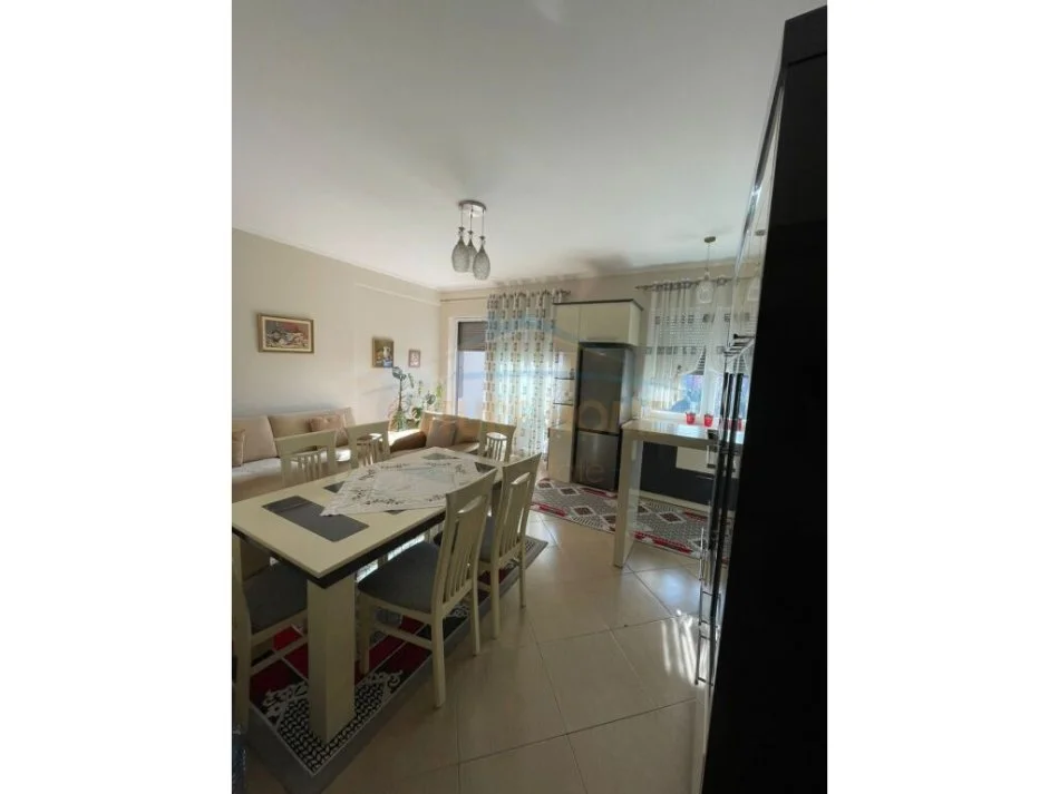 Tirane, jepet me qera apartament 1+1+Ballkon Kati 4, 70 m² 800 € (rruga e bogdaneve)