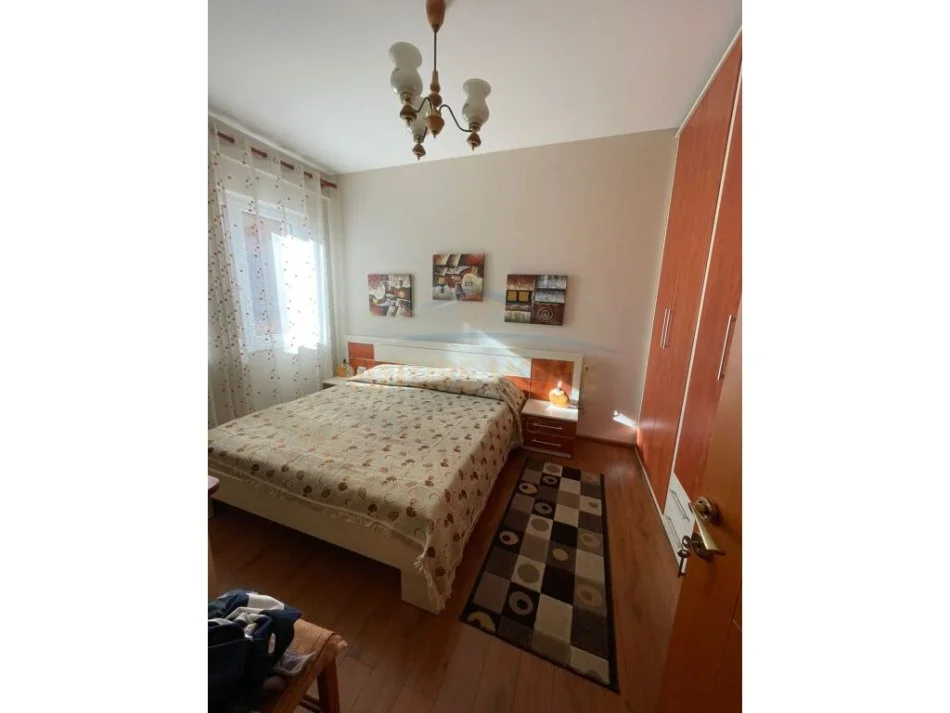 Tirane, jepet me qera apartament 1+1+Ballkon Kati 4, 70 m² 800 € (rruga e bogdaneve)