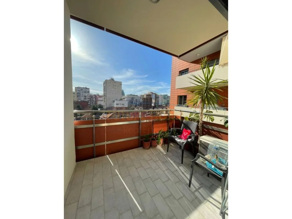 Tirane, jepet me qera apartament 1+1+Ballkon Kati 4, 70 m² 800 € (rruga e bogdaneve)