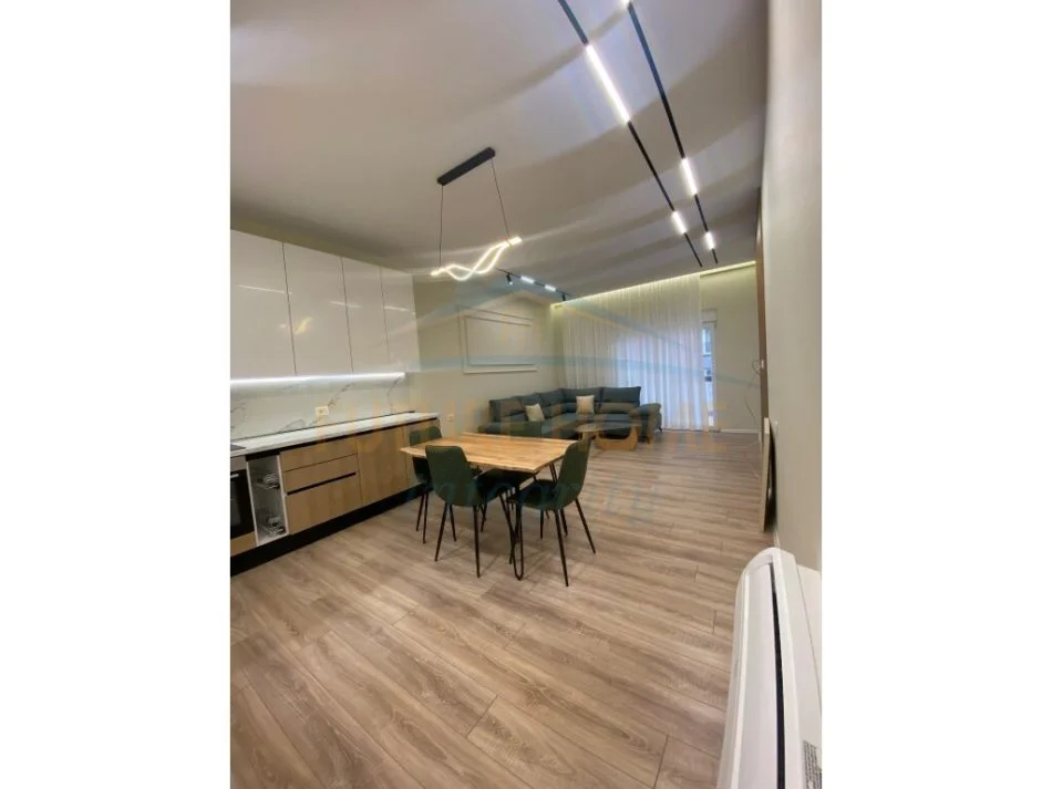 Tirane, jepet me qera apartament 2+1 Kati 1, 115 m² 700 € (ALI DEM)