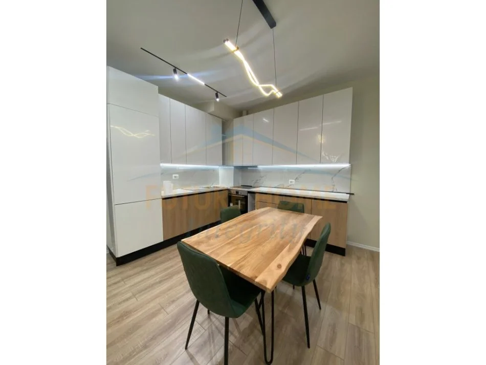 Tirane, jepet me qera apartament 2+1 Kati 1, 115 m² 700 € (ALI DEM)