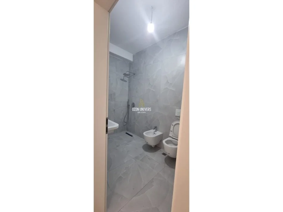 Tirane, jepet me qera apartament 1+1 Kati 2, 65 m² 350 € (ALI DEMI)
