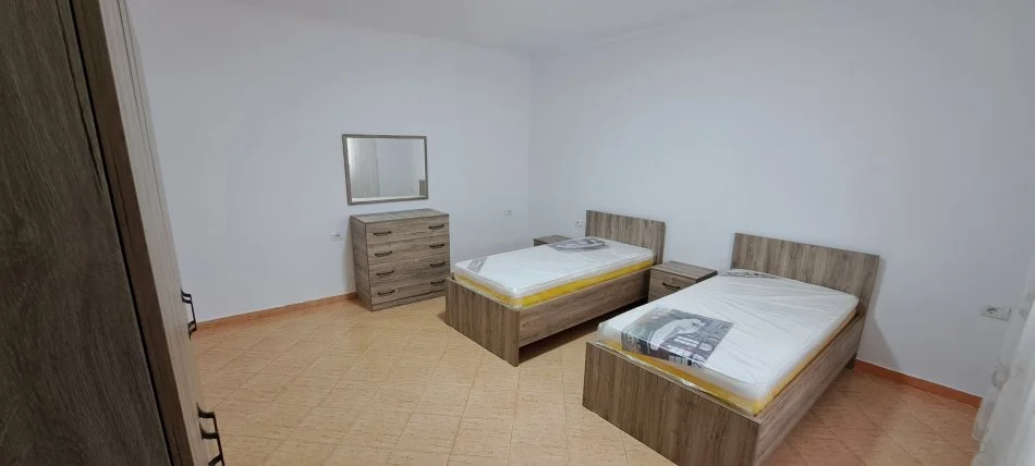Tirane, jepet me qera shtepi 1+1 Kati 1, 65 m² 450 € (rruga e Dibres)