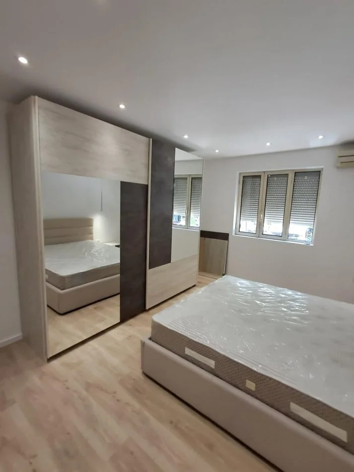 Tirane, jepet me qera apartament 2+1+Ballkon Kati 2, 650 € (Ali Dem)