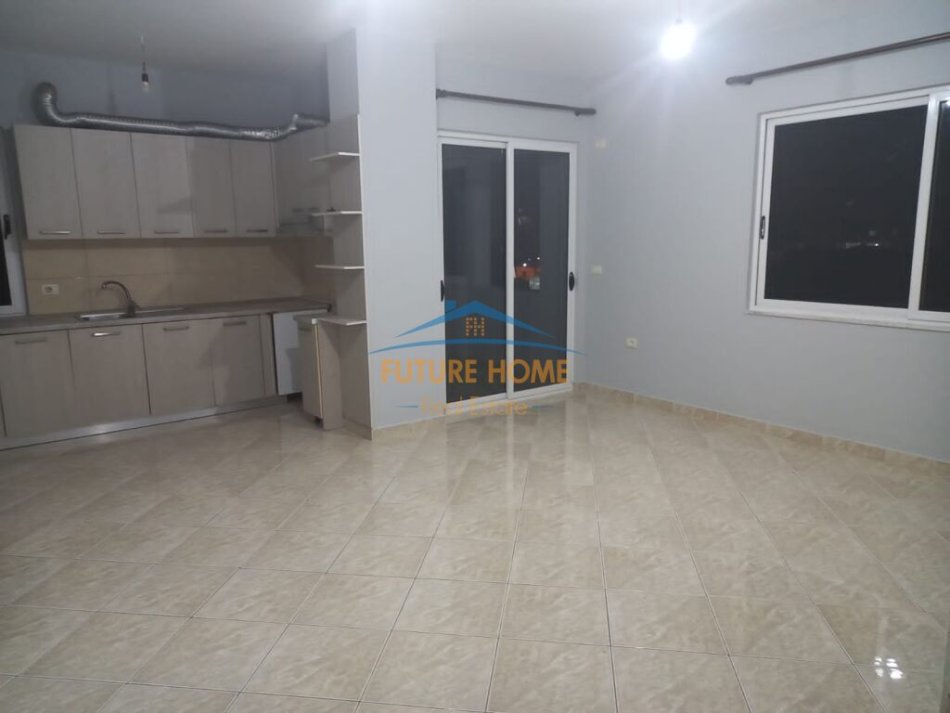 Tirane, jepet me qera apartament 1+1 Kati 3, 100 m² 300 € (ish Dogana)