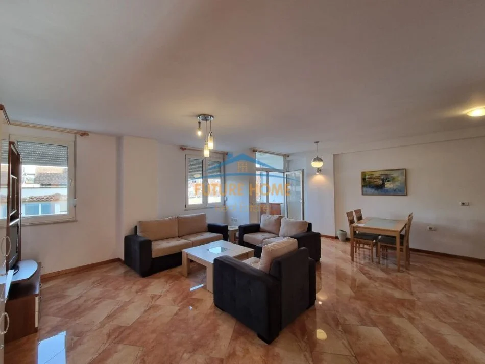 Tirane, jepet me qera ambjent biznesi Kati 3, 127 m² 1.100 € (Ish Ekspozita)