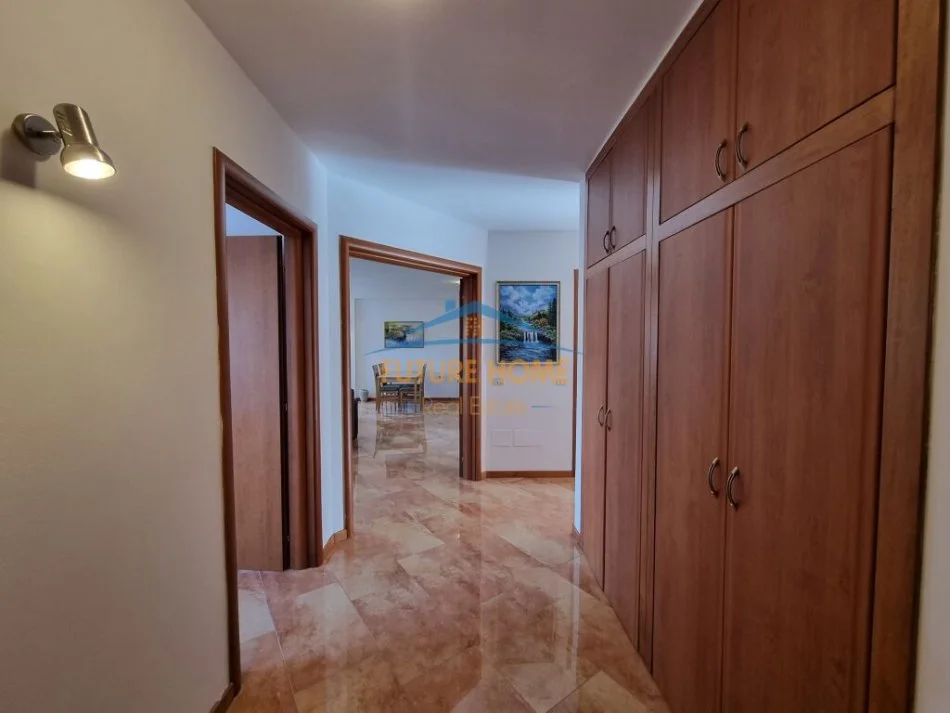 Tirane, jepet me qera ambjent biznesi Kati 3, 127 m² 1.100 € (Ish Ekspozita)