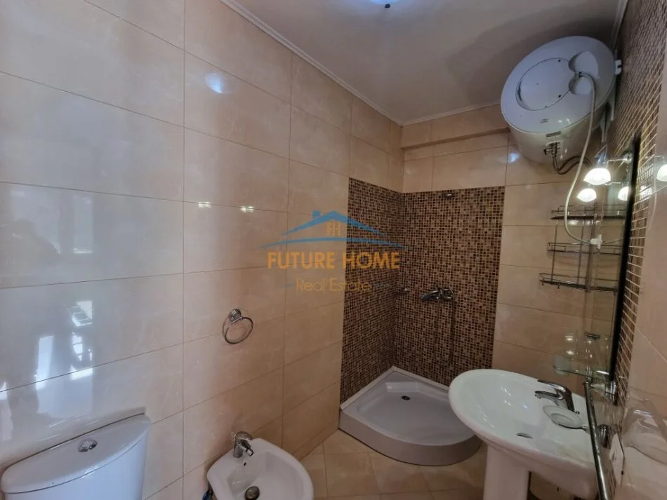 Tirane, jepet me qera ambjent biznesi Kati 3, 127 m² 1.100 € (Ish Ekspozita)