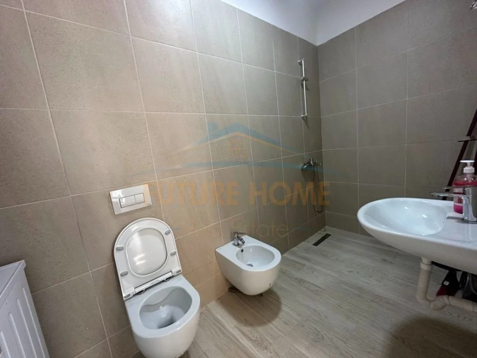 Tirane, jepet me qera apartament 2+1 Kati 9, 107 m² 600 € (UNAZA E RE ,Grand Galley LTE)