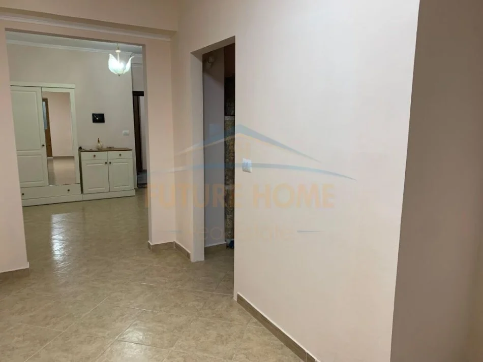 Durres, jepet me qera apartament 2+1 Kati 1, 114 m² 550 € (Prane Bashkisë ,Durrës)