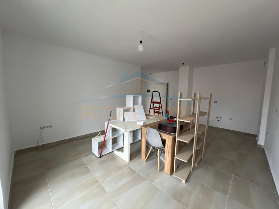 Tirane, shitet apartament 1+1 Kati 3, 68 m² 95.200 € (Ali Dem.)