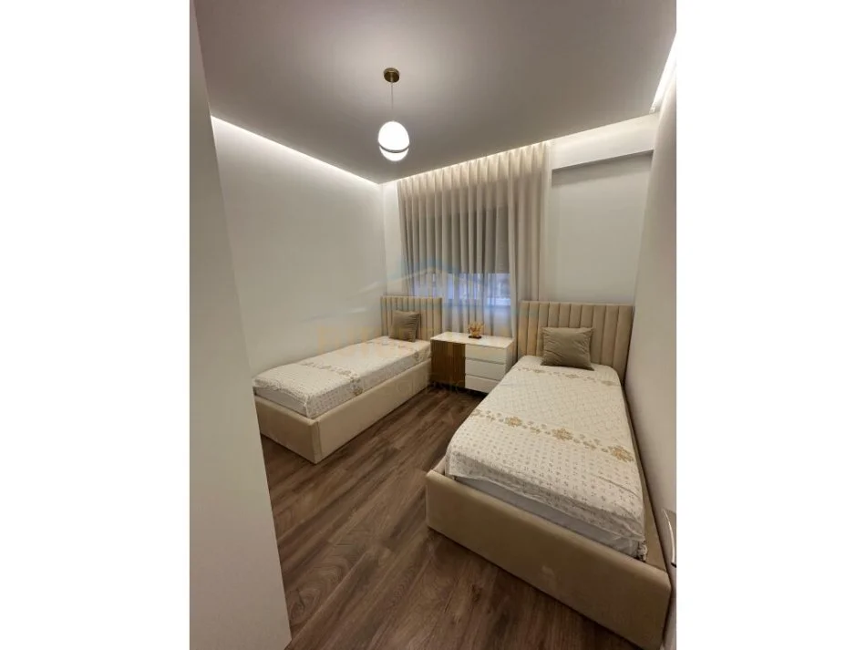 Tirane, shes apartament 3+1+Aneks+Ballkon Kati 3, 123 m² 250.000 € (UNAZA E RE REZIDENCA OASIS)