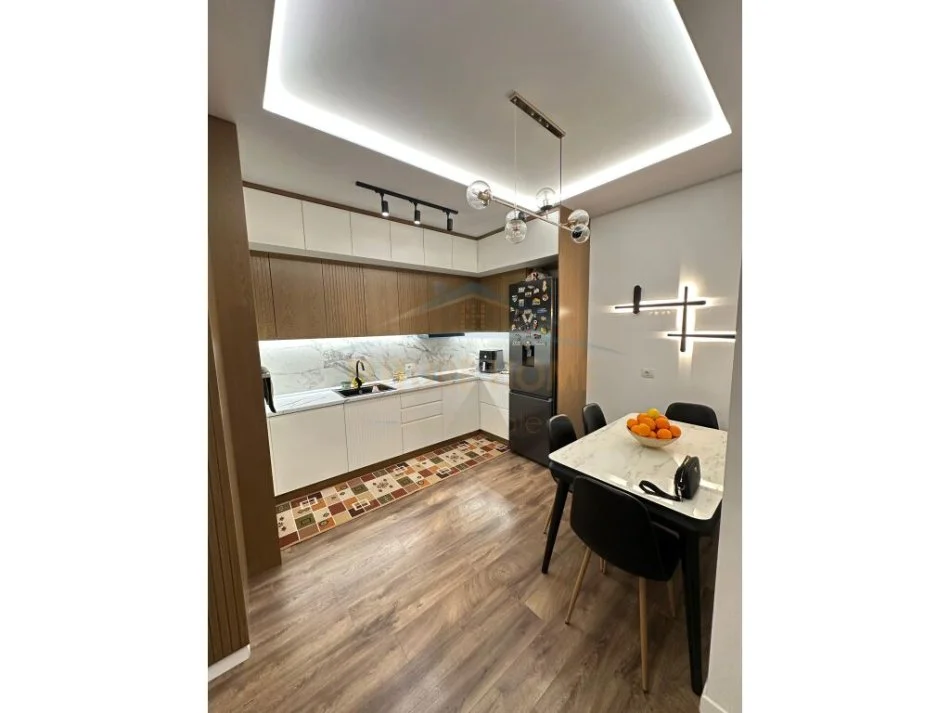 Tirane, shitet apartament 2+1+Ballkon Kati 3, 123 m² 250.000 € (Rezidenca Oasis)