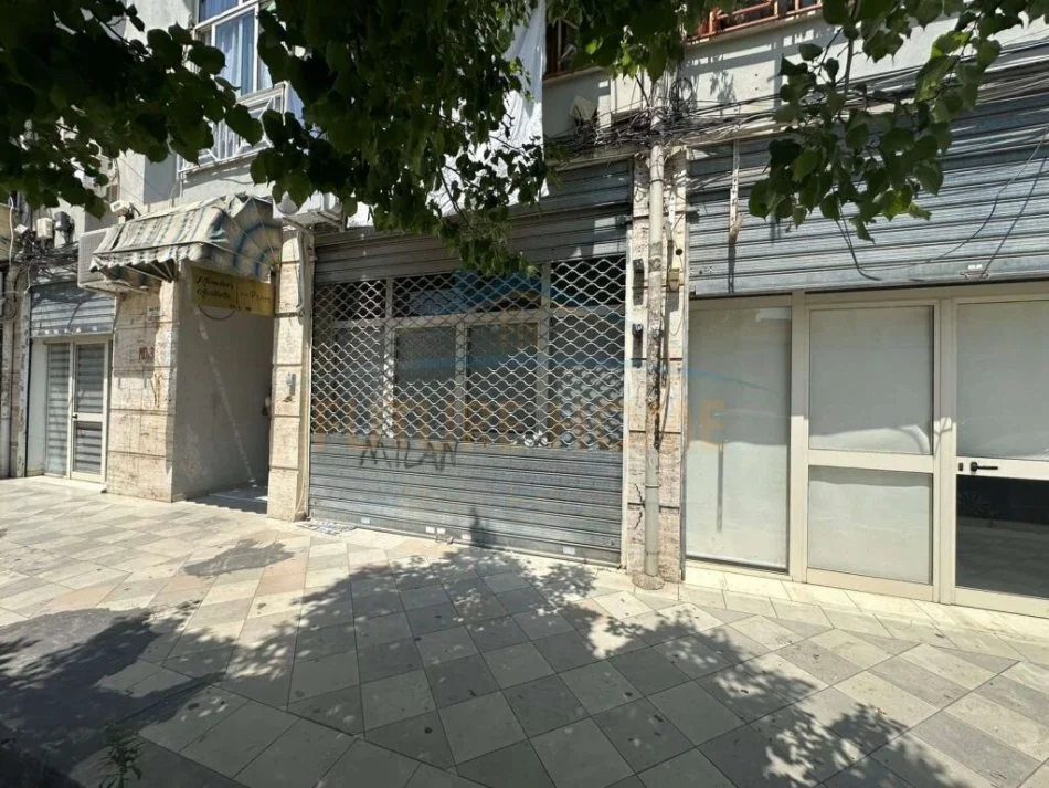 Tirane, shitet ambjent biznesi Kati 1, 30 m² 95.000 € (KOMUNA E PARISIT)