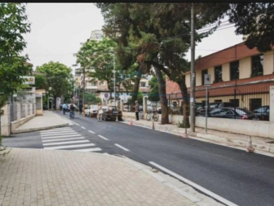 Tirane, jepet me qera ambjent biznesi Kati 1, 224 m² 1.700 € (Rruga Vllazen Huta)