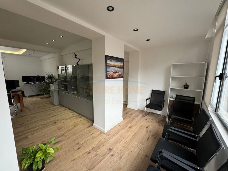 Tirane, jepet me qera zyre Kati 1, 72 m² 1.000 € (Bulevardi Zogu i I)