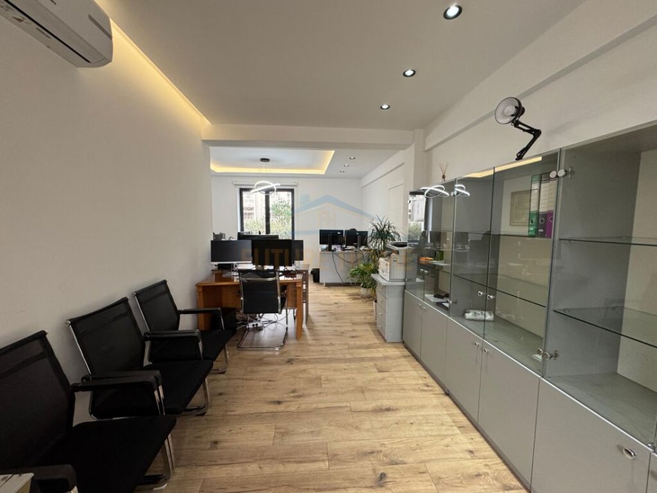 Tirane, jepet me qera zyre Kati 1, 72 m² 1.000 € (Bulevardi zogu i pare)