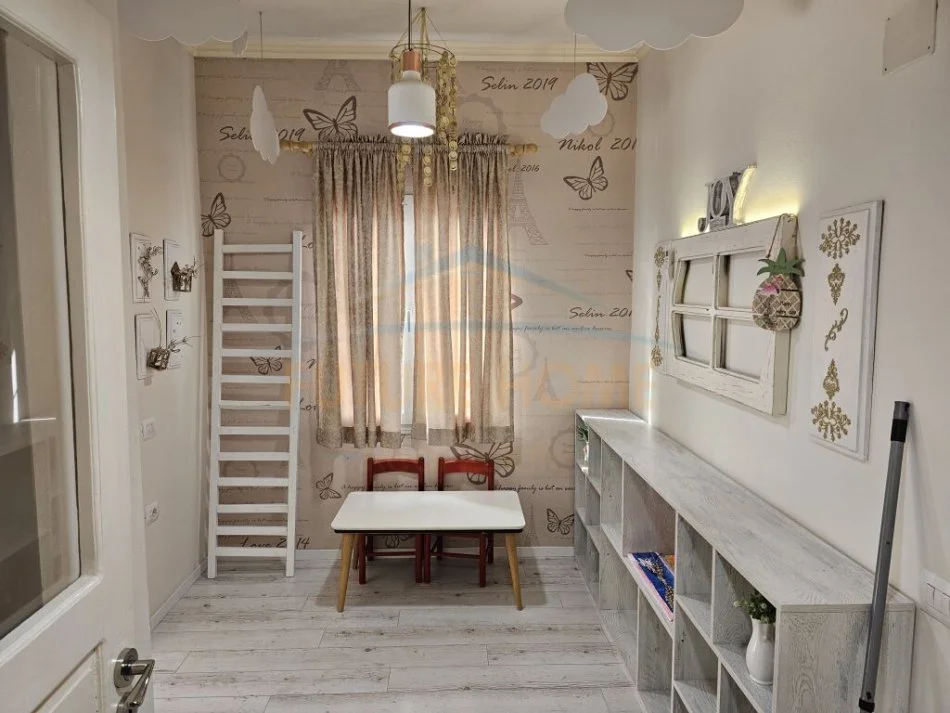 Tirane, shitet apartament 2+1+Ballkon Kati 4, 99 m² 173.000 € (Rruga Siri Kodra)