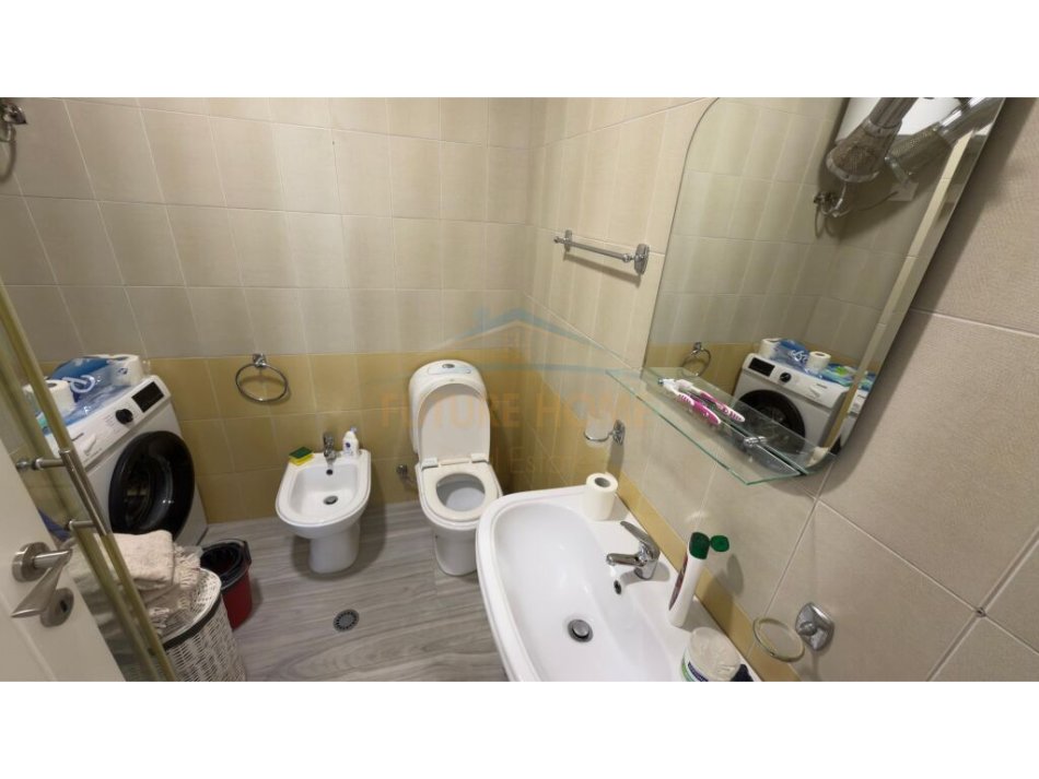 Tirane, jepet me qera apartament 2+1+Ballkon Kati 2, 120 m² 800 € (Liqeni i Thate)