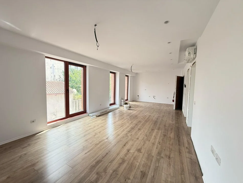 Tirane, jepet me qera zyre Kati 2, 83 m² 1300 € (rruga e Kavajes)