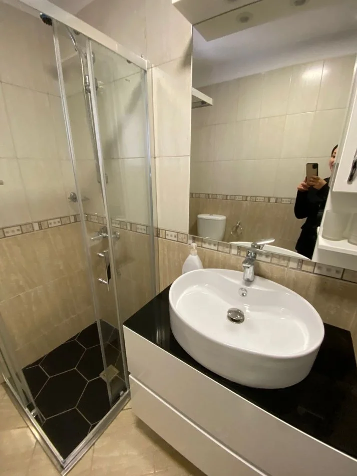 Tirane, jepet me qera apartament 1+1 Kati 1, 65 m² 600 € (rruga Myslym Shyr)