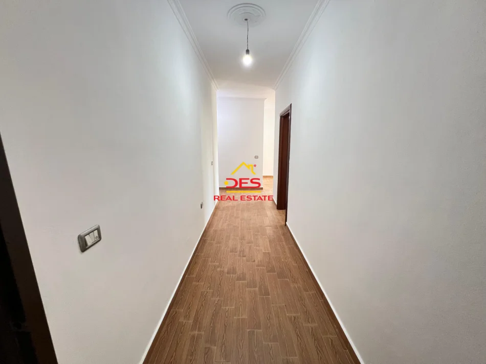 Vlore, shitet apartament 2+1+Ballkon Kati 2, 106 m² 175.000 € (Rruga Murat Tërbaçi)