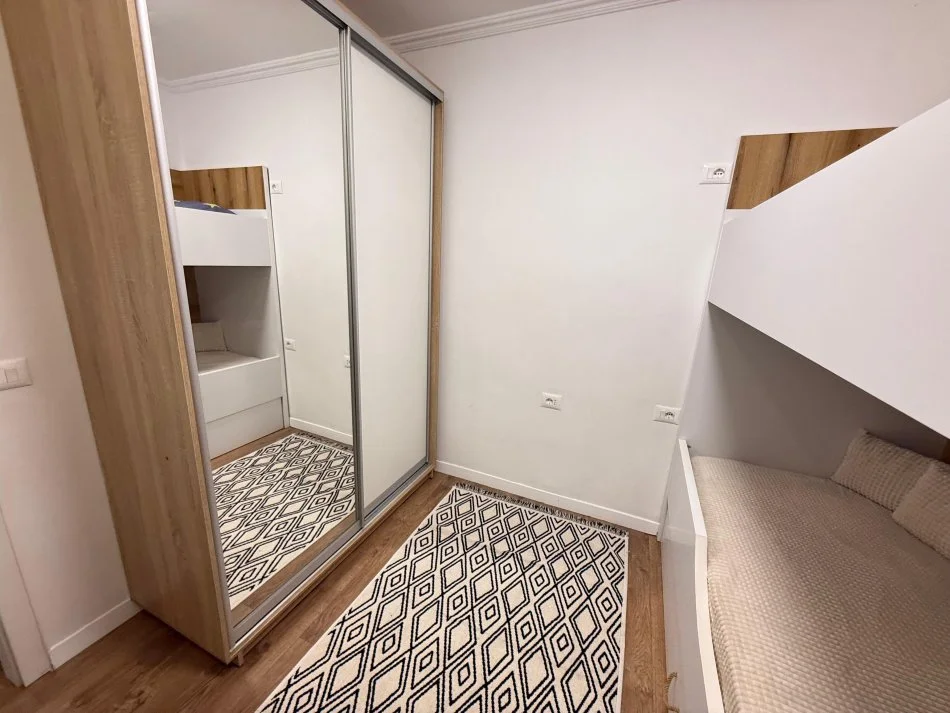 Tirane, jepet me qera apartament 2+1 Kati 3, 96 m² 700 € (Rruga e Bogdaneve)