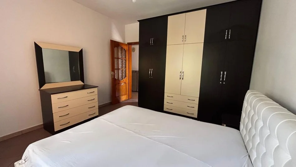 Tirane, jepet me qera 2+1 Kati 2, 79 m² 400 € 