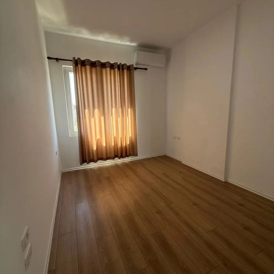 Tirane, jepet me qera zyre Kati 2, 97 m² 650 € 