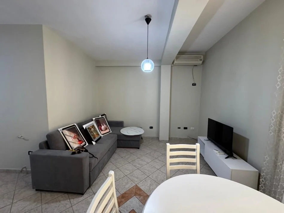Tirane, jepet me qera apartament duplex 1+1 Kati 3, 500 € (Rruga e kavajes)